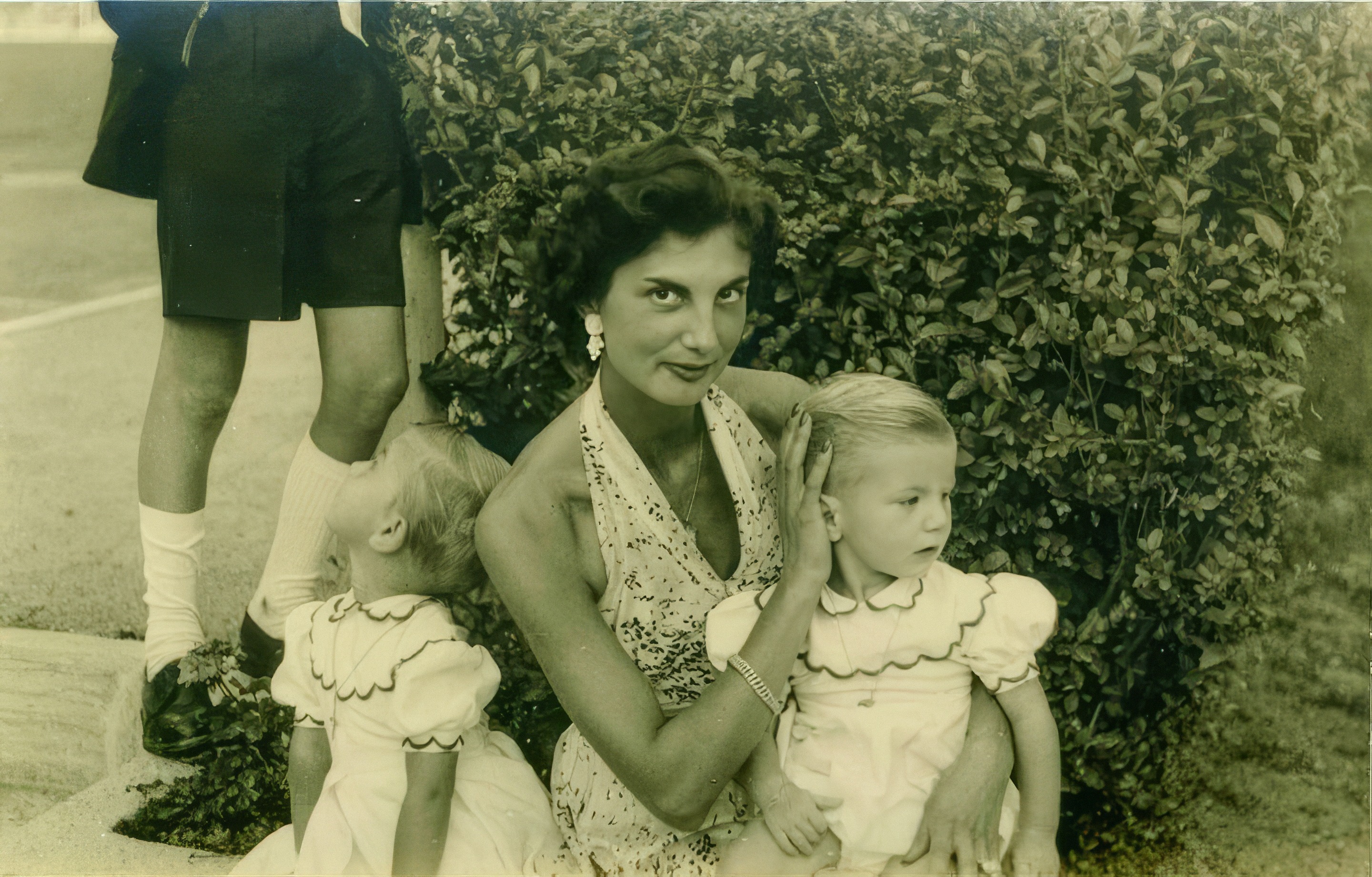 Jacq Flor with two children in white dresses, vintage photograph from the archive
